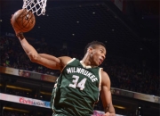 字母哥与40激战皇家马德里分钟，战术调整胜负难料！，莱万多夫斯基焦点对战引发球迷热议的简单介绍