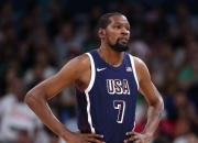 杜兰特在美国队比赛中表现优异，战术调整引发热议！全场沸腾不已的简单介绍