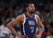 杜兰特在美国队比赛中表现优异，战术调整引发热议！全场沸腾不已的简单介绍