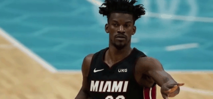 雄鹿主帅因伤离场，助教代替指挥